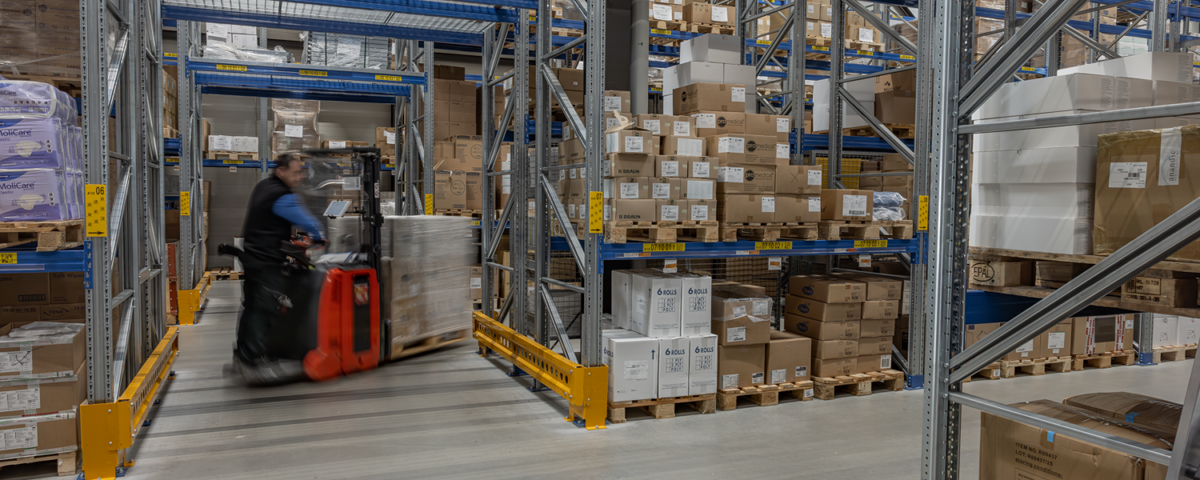 Lager mit Stapler
